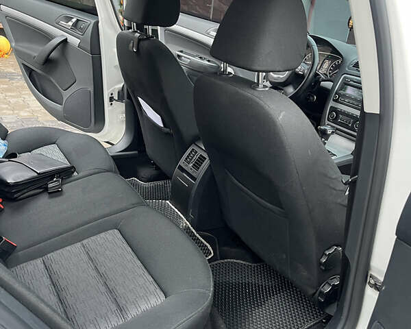 Білий Шкода Октавія, об'ємом двигуна 2 л та пробігом 362 тис. км за 8888 $, фото 21 на Automoto.ua