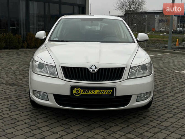 Белый Шкода Октавия, объемом двигателя 1.6 л и пробегом 260 тыс. км за 8800 $, фото 1 на Automoto.ua