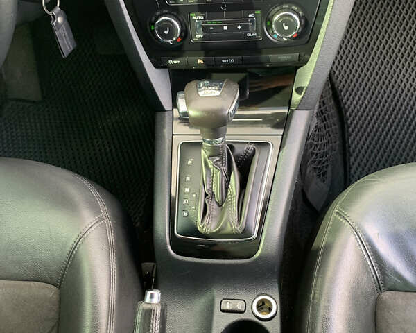 Білий Шкода Октавія, об'ємом двигуна 2 л та пробігом 246 тис. км за 12866 $, фото 24 на Automoto.ua