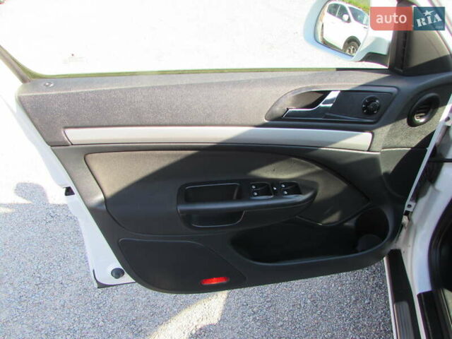 Білий Шкода Октавія, об'ємом двигуна 1.39 л та пробігом 204 тис. км за 8500 $, фото 5 на Automoto.ua