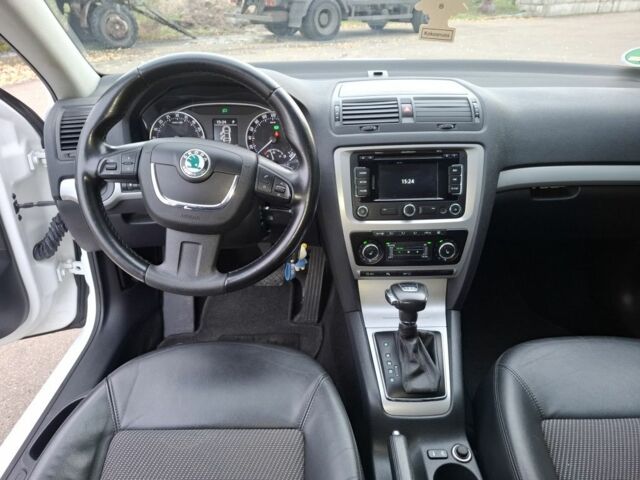 Белый Шкода Октавия, объемом двигателя 1.6 л и пробегом 240 тыс. км за 9200 $, фото 1 на Automoto.ua