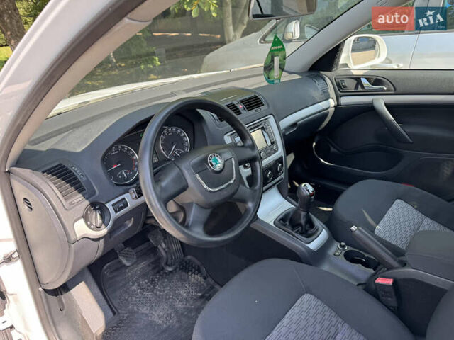 Білий Шкода Октавія, об'ємом двигуна 1.6 л та пробігом 272 тис. км за 7600 $, фото 64 на Automoto.ua