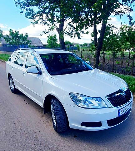 Белый Шкода Октавия, объемом двигателя 1.6 л и пробегом 231 тыс. км за 7700 $, фото 1 на Automoto.ua