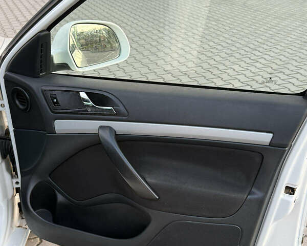 Белый Шкода Октавия, объемом двигателя 1.97 л и пробегом 370 тыс. км за 8300 $, фото 11 на Automoto.ua