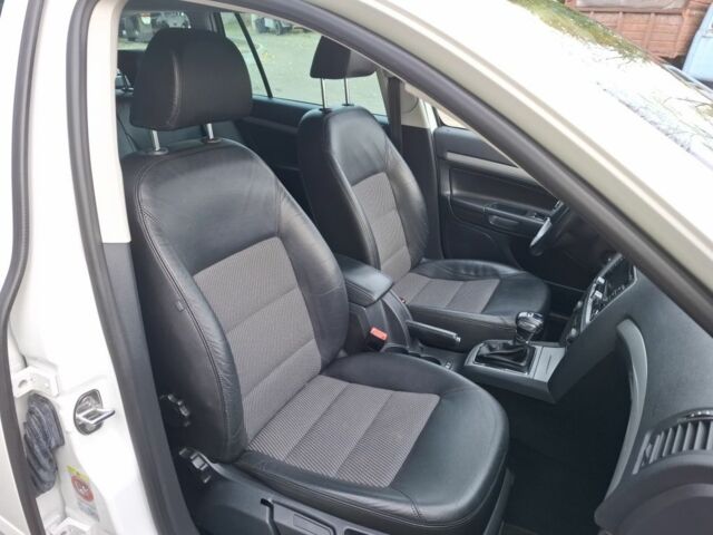 Белый Шкода Октавия, объемом двигателя 1.6 л и пробегом 240 тыс. км за 9200 $, фото 2 на Automoto.ua