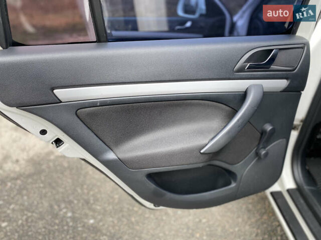 Белый Шкода Октавия, объемом двигателя 1.6 л и пробегом 239 тыс. км за 8650 $, фото 22 на Automoto.ua