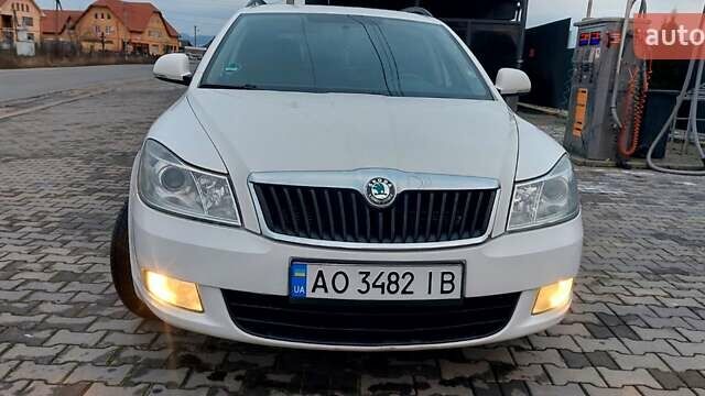Белый Шкода Октавия, объемом двигателя 1.6 л и пробегом 264 тыс. км за 6999 $, фото 1 на Automoto.ua