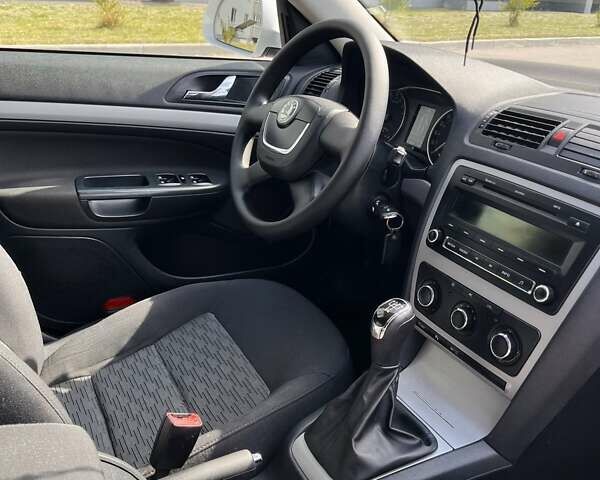 Білий Шкода Октавія, об'ємом двигуна 1.6 л та пробігом 223 тис. км за 7500 $, фото 31 на Automoto.ua