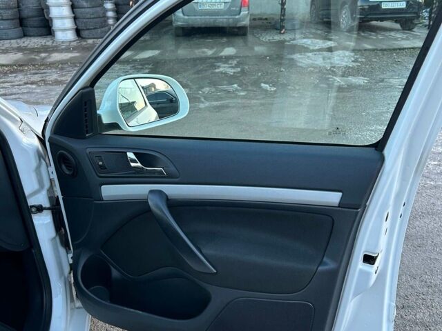 Білий Шкода Октавія, об'ємом двигуна 2 л та пробігом 298 тис. км за 7800 $, фото 9 на Automoto.ua
