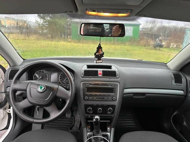 Белый Шкода Октавия, объемом двигателя 1.6 л и пробегом 280 тыс. км за 5700 $, фото 10 на Automoto.ua