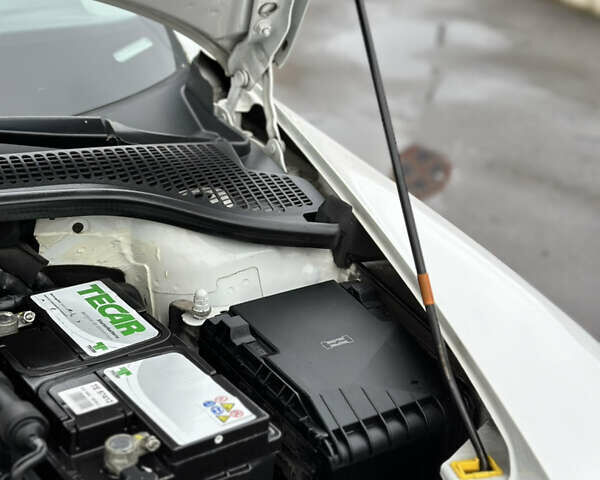 Белый Шкода Октавия, объемом двигателя 2 л и пробегом 217 тыс. км за 9999 $, фото 73 на Automoto.ua