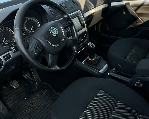 Белый Шкода Октавия, объемом двигателя 1.97 л и пробегом 280 тыс. км за 10000 $, фото 3 на Automoto.ua