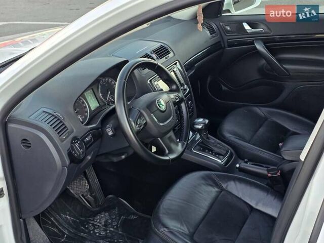 Белый Шкода Октавия, объемом двигателя 2 л и пробегом 239 тыс. км за 10499 $, фото 19 на Automoto.ua