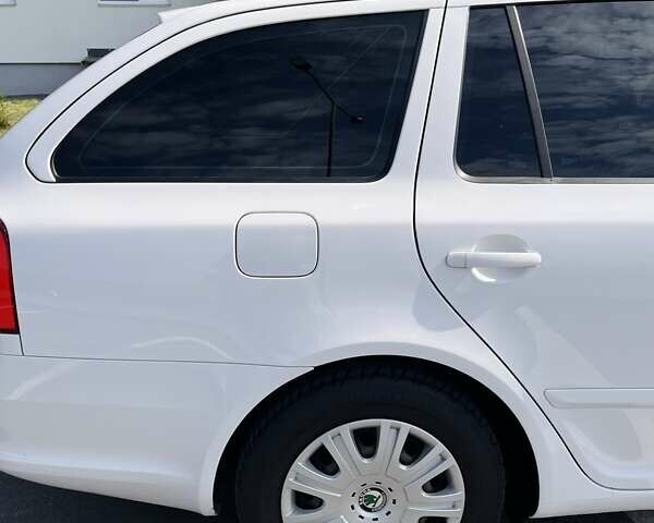 Білий Шкода Октавія, об'ємом двигуна 1.6 л та пробігом 223 тис. км за 7500 $, фото 23 на Automoto.ua