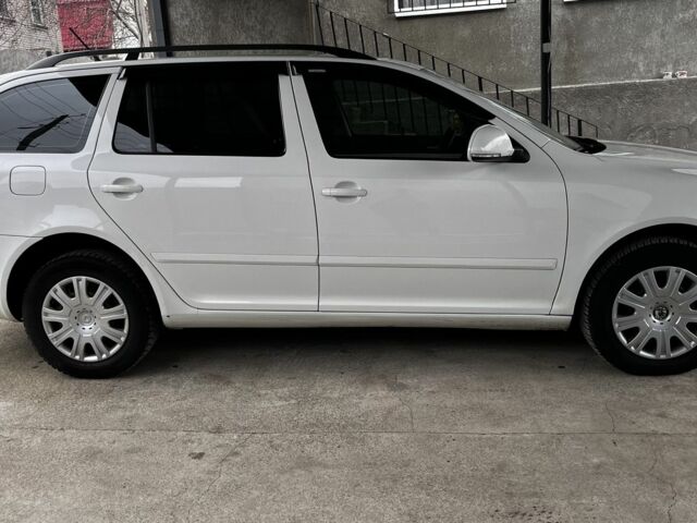 Белый Шкода Октавия, объемом двигателя 1.6 л и пробегом 200 тыс. км за 9300 $, фото 1 на Automoto.ua