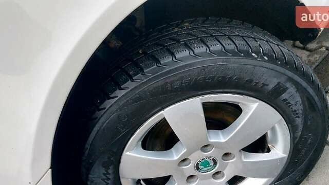 Білий Шкода Октавія, об'ємом двигуна 1.6 л та пробігом 265 тис. км за 7300 $, фото 12 на Automoto.ua