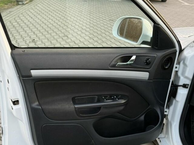 Білий Шкода Октавія, об'ємом двигуна 2 л та пробігом 307 тис. км за 8100 $, фото 19 на Automoto.ua