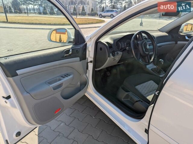 Білий Шкода Октавія, об'ємом двигуна 1.6 л та пробігом 212 тис. км за 9400 $, фото 9 на Automoto.ua