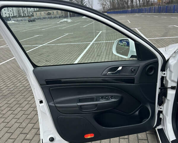 Белый Шкода Октавия, объемом двигателя 2 л и пробегом 239 тыс. км за 11900 $, фото 18 на Automoto.ua