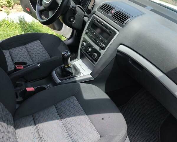 Белый Шкода Октавия, объемом двигателя 1.8 л и пробегом 245 тыс. км за 6700 $, фото 8 на Automoto.ua