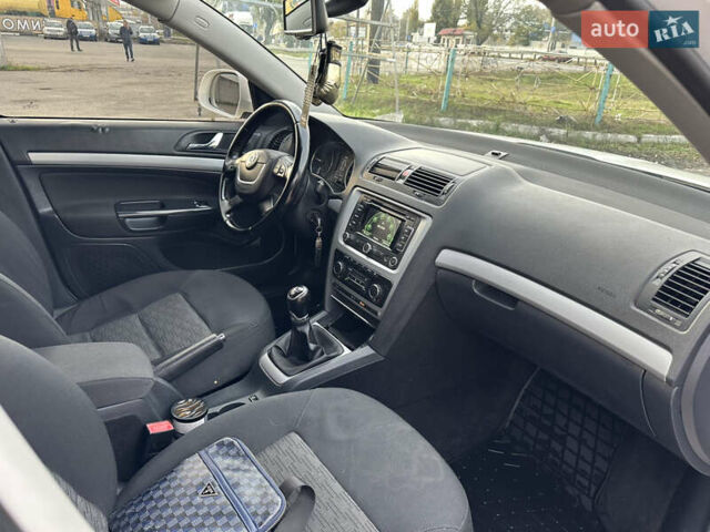 Белый Шкода Октавия, объемом двигателя 1.6 л и пробегом 375 тыс. км за 6500 $, фото 5 на Automoto.ua