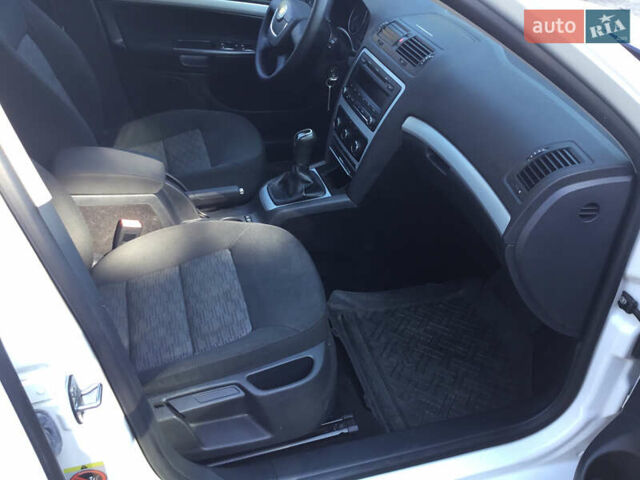 Білий Шкода Октавія, об'ємом двигуна 1.6 л та пробігом 282 тис. км за 7200 $, фото 16 на Automoto.ua