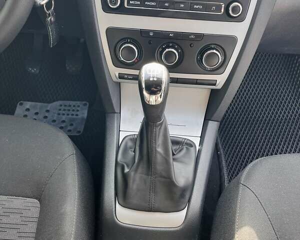 Білий Шкода Октавія, об'ємом двигуна 1.6 л та пробігом 223 тис. км за 7500 $, фото 41 на Automoto.ua