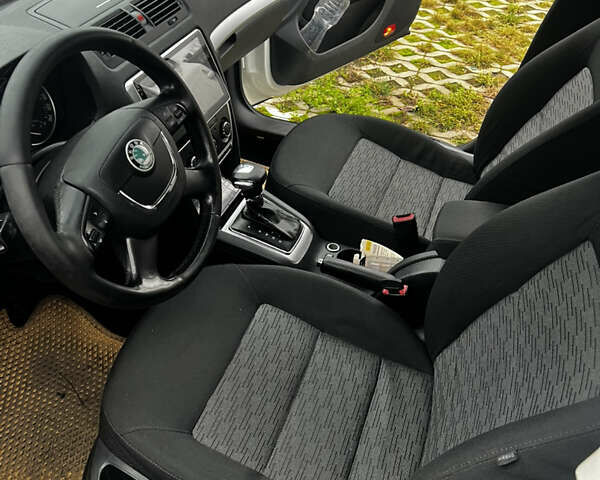 Белый Шкода Октавия, объемом двигателя 1.97 л и пробегом 331 тыс. км за 7999 $, фото 14 на Automoto.ua