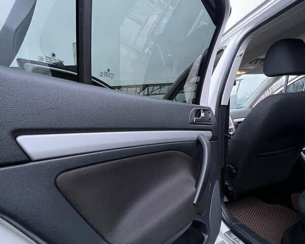 Белый Шкода Октавия, объемом двигателя 1.6 л и пробегом 245 тыс. км за 8200 $, фото 26 на Automoto.ua