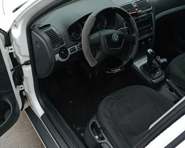 Белый Шкода Октавия, объемом двигателя 1.8 л и пробегом 254 тыс. км за 8200 $, фото 6 на Automoto.ua