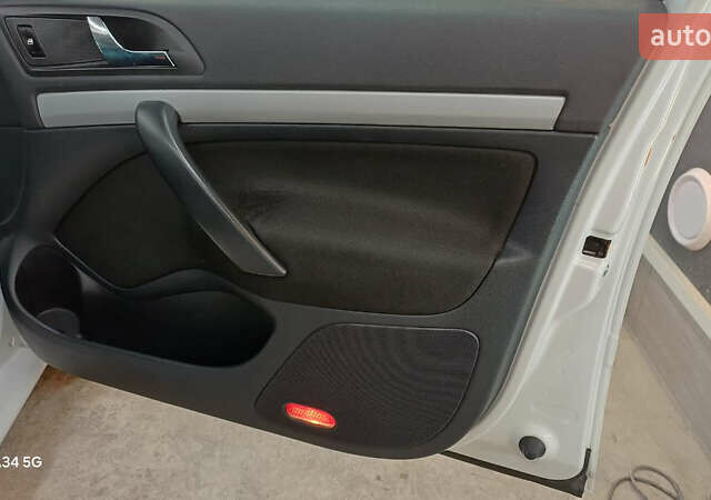 Белый Шкода Октавия, объемом двигателя 0 л и пробегом 167 тыс. км за 7999 $, фото 6 на Automoto.ua