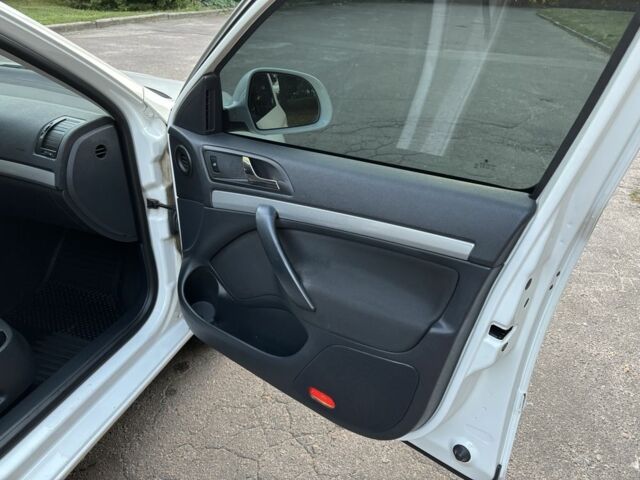 Белый Шкода Октавия, объемом двигателя 2 л и пробегом 356 тыс. км за 10300 $, фото 13 на Automoto.ua