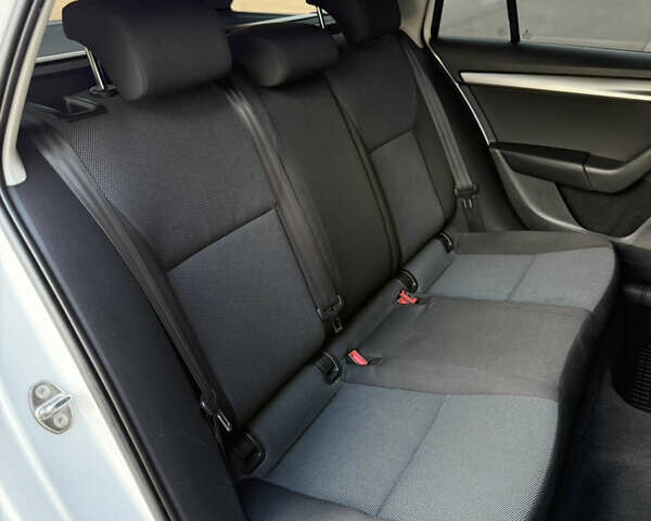 Білий Шкода Октавія, об'ємом двигуна 1.6 л та пробігом 330 тис. км за 10200 $, фото 9 на Automoto.ua