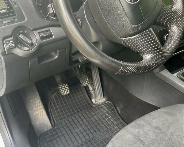 Белый Шкода Октавия, объемом двигателя 1.6 л и пробегом 170 тыс. км за 10000 $, фото 3 на Automoto.ua