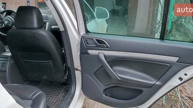 Белый Шкода Октавия, объемом двигателя 1.6 л и пробегом 300 тыс. км за 8500 $, фото 11 на Automoto.ua