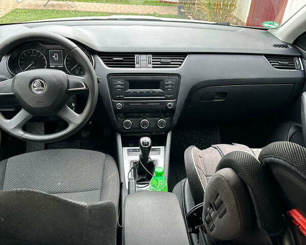 Білий Шкода Октавія, об'ємом двигуна 1.6 л та пробігом 247 тис. км за 8750 $, фото 7 на Automoto.ua