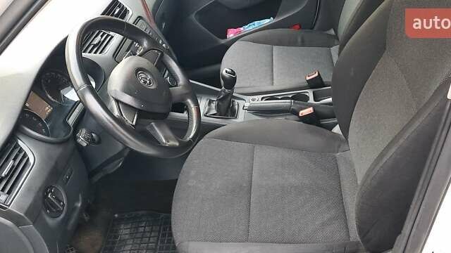 Белый Шкода Октавия, объемом двигателя 1.6 л и пробегом 286 тыс. км за 8900 $, фото 2 на Automoto.ua