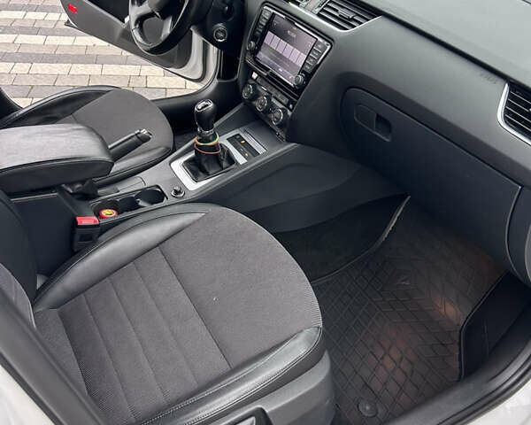 Білий Шкода Октавія, об'ємом двигуна 1.97 л та пробігом 240 тис. км за 11200 $, фото 11 на Automoto.ua