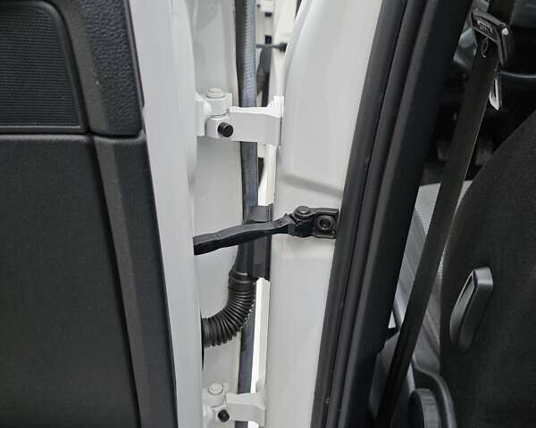 Белый Шкода Октавия, объемом двигателя 1.2 л и пробегом 170 тыс. км за 7200 $, фото 41 на Automoto.ua