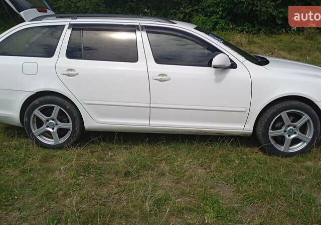 Білий Шкода Октавія, об'ємом двигуна 1.6 л та пробігом 295 тис. км за 7777 $, фото 26 на Automoto.ua