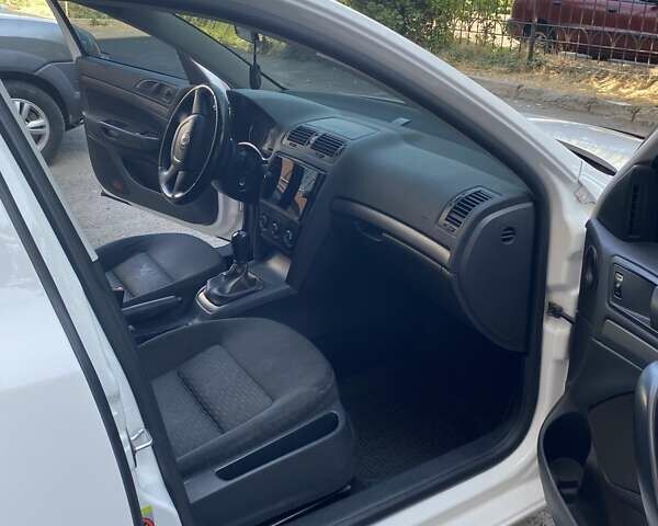 Белый Шкода Октавия, объемом двигателя 1.6 л и пробегом 278 тыс. км за 8500 $, фото 11 на Automoto.ua