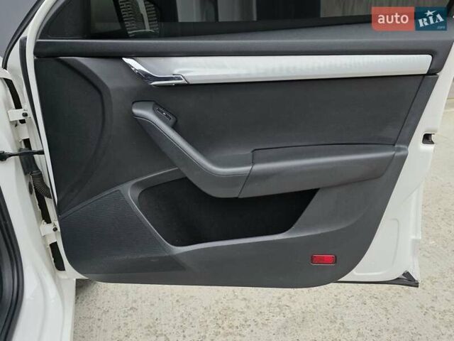 Белый Шкода Октавия, объемом двигателя 1.2 л и пробегом 170 тыс. км за 7200 $, фото 42 на Automoto.ua