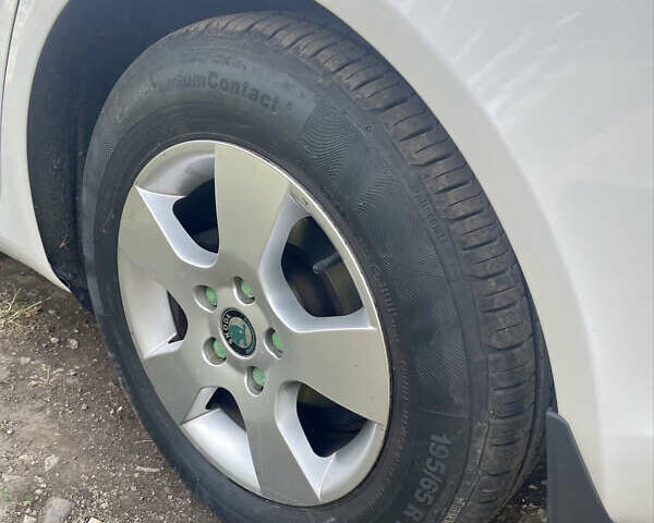 Белый Шкода Октавия, объемом двигателя 1.6 л и пробегом 170 тыс. км за 10000 $, фото 6 на Automoto.ua