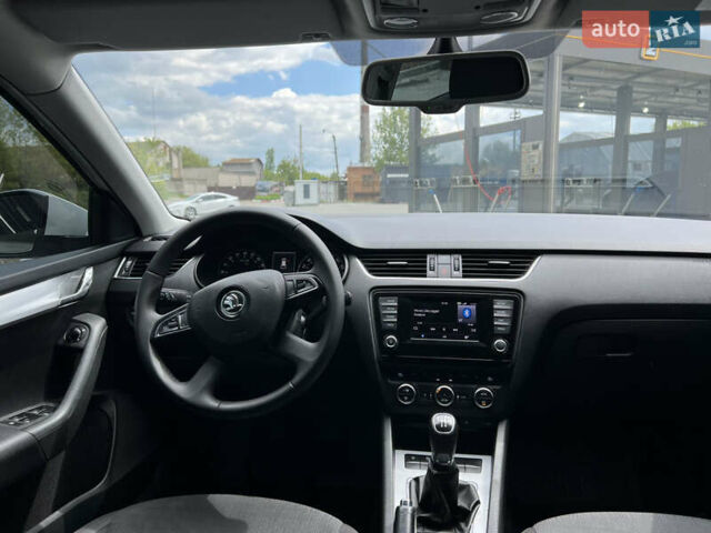 Белый Шкода Октавия, объемом двигателя 1.6 л и пробегом 261 тыс. км за 10400 $, фото 7 на Automoto.ua