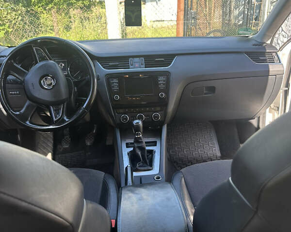 Белый Шкода Октавия, объемом двигателя 1.6 л и пробегом 260 тыс. км за 9500 $, фото 8 на Automoto.ua