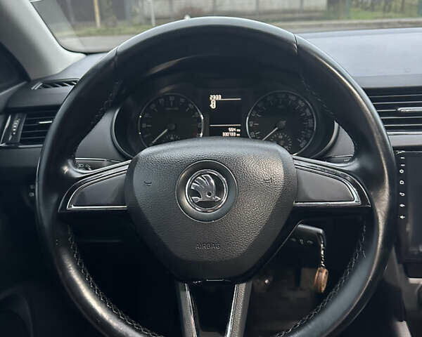 Белый Шкода Октавия, объемом двигателя 1.6 л и пробегом 330 тыс. км за 8000 $, фото 10 на Automoto.ua