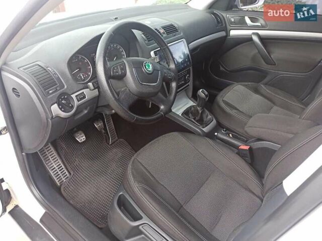 Белый Шкода Октавия, объемом двигателя 1.8 л и пробегом 125 тыс. км за 9900 $, фото 14 на Automoto.ua