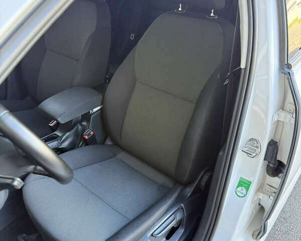 Білий Шкода Октавія, об'ємом двигуна 1.6 л та пробігом 330 тис. км за 10200 $, фото 6 на Automoto.ua