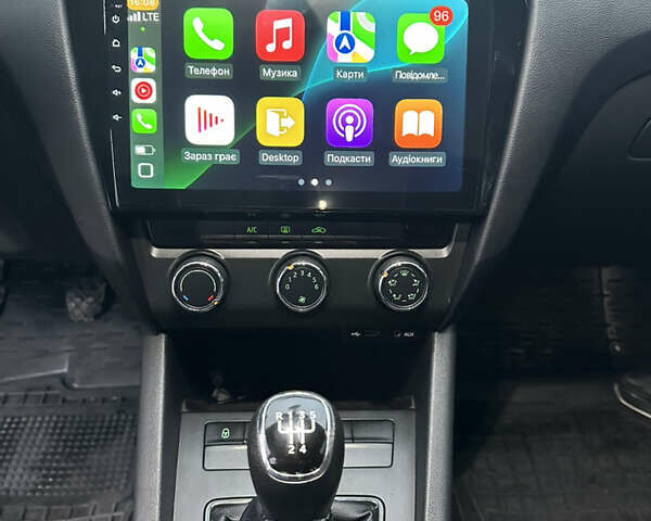 Белый Шкода Октавия, объемом двигателя 1.6 л и пробегом 330 тыс. км за 8000 $, фото 13 на Automoto.ua