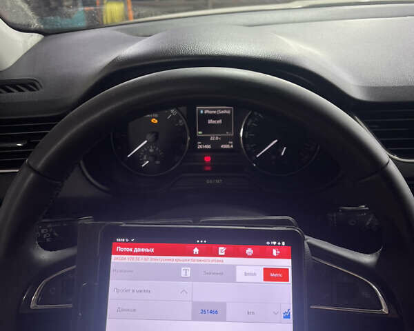 Белый Шкода Октавия, объемом двигателя 1.6 л и пробегом 261 тыс. км за 10400 $, фото 1 на Automoto.ua